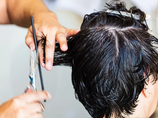 Corte de cabello húmedo con tijera y peine