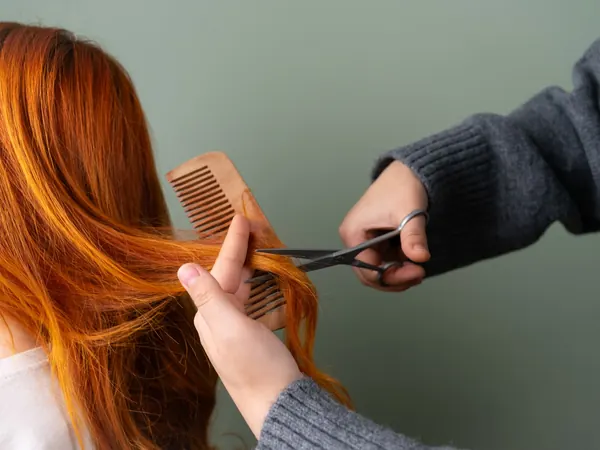Retoque de puntas en cabello pelirrojo